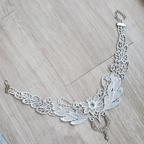 Grey floral lace choker necklace with star pendant - Picture 5 of 5